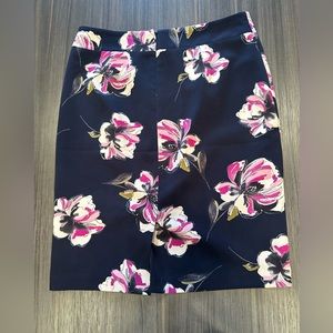 Ann Taylor skirt size 2. Gorgeous floral skirt. Fully lined
